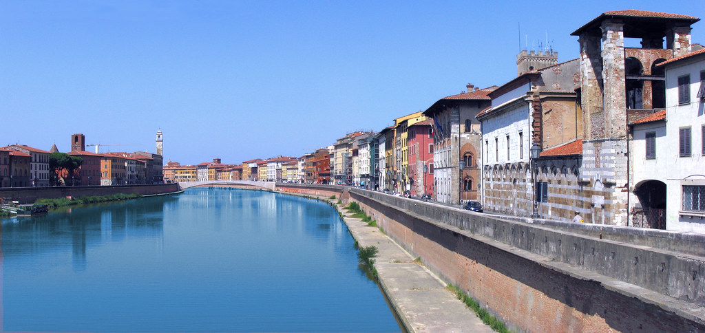 Passeggiata artistica a Pisa con vista dei suoi lungarni