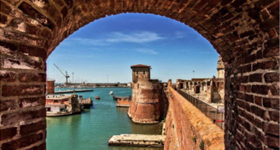 Livorno, i Fossi Medicei e non solo! Vista della Fortezza Vecchia dai fossi