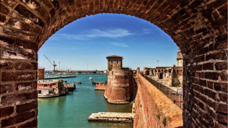 Livorno, i Fossi Medicei e non solo! Vista della Fortezza Vecchia dai fossi