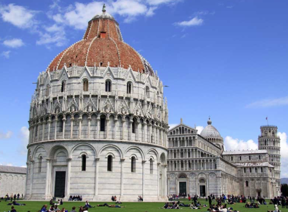 Pisa, Piazza dei Miracoli vista dal lato del Battistero