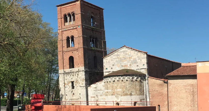 Il campanile storto di San Michele Degli Scalzi a Pisa